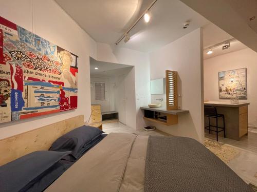 雅典Vouliagmeni Art Micro Loft的一间卧室配有一张床和一张书桌