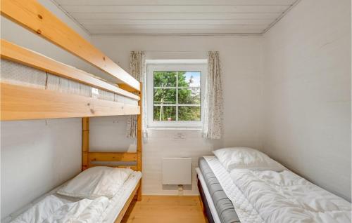 Øby乌尔夫堡巴比维十号度假屋的带窗户的客房内的两张双层床