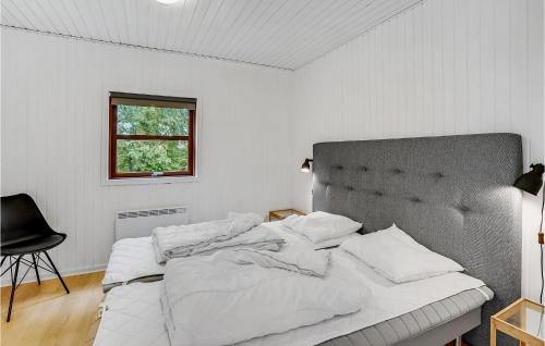 KelstrupCozy Home In Haderslev With Kitchen的白色卧室配有一张带白色床单的大床