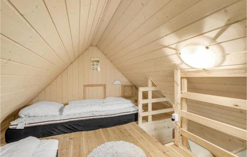KølkærBeautiful Home In Herning With Kitchen的卧室配有一张床,房间内设有梯子