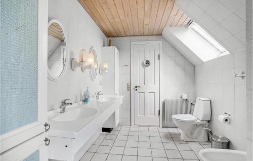 Hjarbæk瑞舒吉度假屋的白色的浴室设有水槽和卫生间。