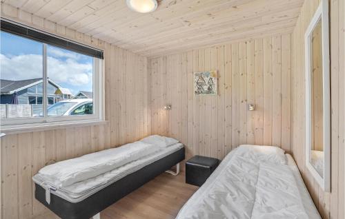 霍如帕7 Bedroom Cozy Home In Sydals的客房设有两张床和窗户。