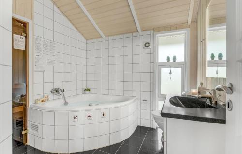 诺德堡Amazing Home In Nordborg With Sauna的白色的浴室设有浴缸和水槽。