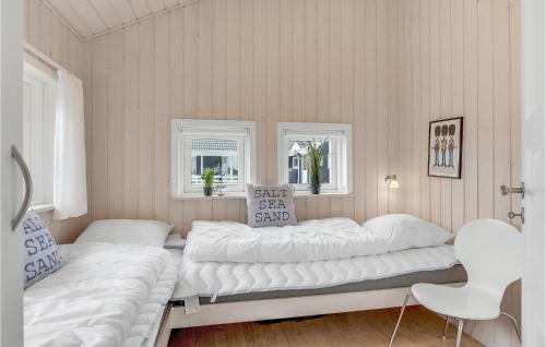 诺德堡Amazing Home In Nordborg With Sauna的白色墙壁客房的两张床