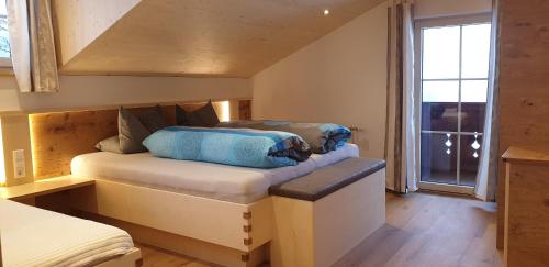 东蒂罗尔地区马特赖彭吉兹尔豪夫公寓的房屋内一间卧室,配有一张大床