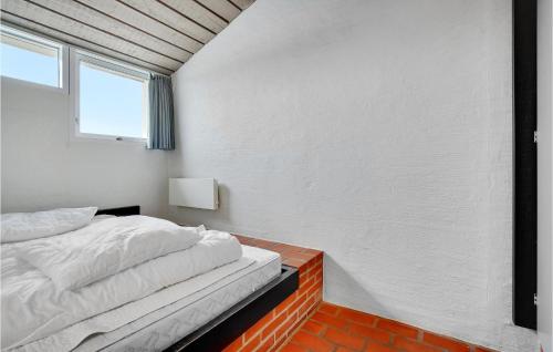 布罗斯特Feriehotel Tranum Klit的白色的卧室设有床和窗户