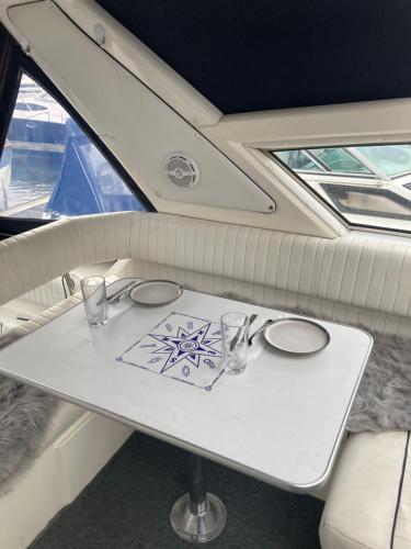 彻特西Luxury boat的船上的桌子,上面有眼镜