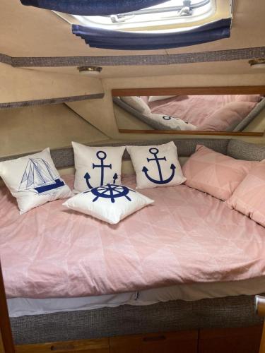 彻特西Luxury boat的船上的一张带枕头的床