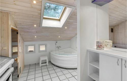 斯皮兹嘉德Beautiful Home In Nex With Sauna的带浴缸、水槽和窗户的浴室