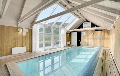 哈夫維格Amazing Home In Hvide Sande With Kitchen的大型游泳池设有大窗户