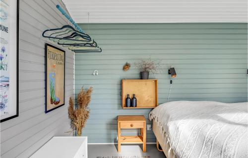 MesingeAwesome Home In Mesinge With Wifi的一间卧室设有蓝色的墙壁、一张床和一张桌子