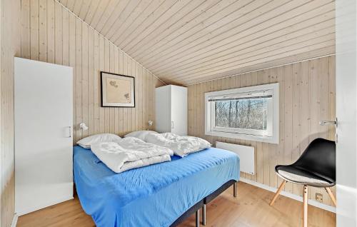 凯特明讷Lovely Home In Kerteminde With Wifi的一间卧室配有蓝色的床和椅子