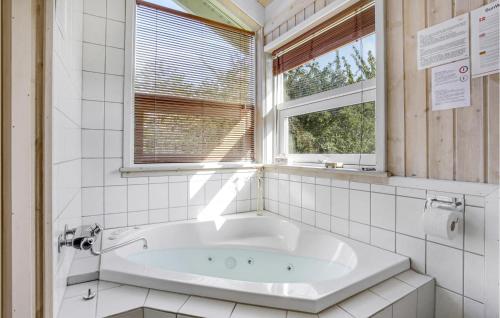 阿灵厄Beautiful Home In Allinge With 3 Bedrooms, Sauna And Wifi的带窗户的浴室内的白色浴缸