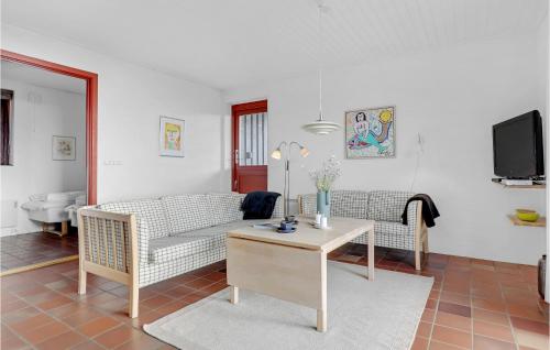 奥基克比Beautiful Home In Aakirkeby With Wifi的客厅配有沙发和桌子