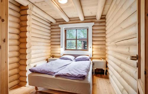 瓦尔普松3 Bedroom Amazing Home In Fars的一间小卧室,配有一张位于木制房间内的床