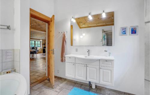 瓦尔普松3 Bedroom Amazing Home In Fars的浴室配有白色水槽和卫生间。