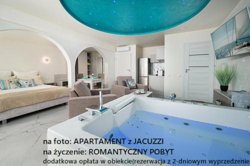 弗瓦迪斯瓦沃沃Elegante Apartments Władysławowo - Adults Only的中间设有带大浴缸的客厅