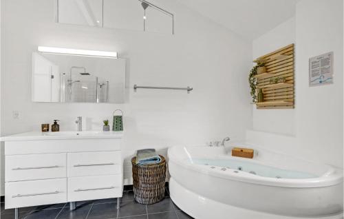 莱姆4 Bedroom Stunning Home In Skjern的白色的浴室设有浴缸和水槽。