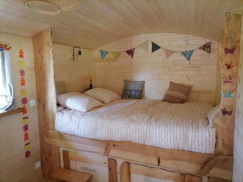 圣帕尔杜Roulotte La Vert-Dîne的小木屋内的一张床位