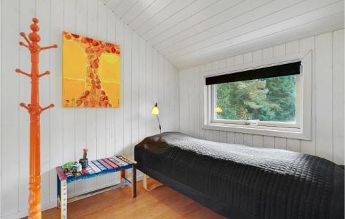KølkærAmazing Home In Herning With 4 Bedrooms And Wifi的一间卧室设有一张床和一个窗口