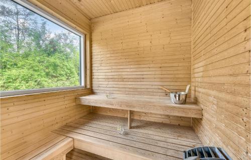 莱姆Beautiful Home In Skjern With Sauna的一个带长凳和窗户的桑拿浴室