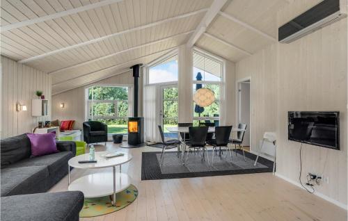 LøgstedNice Home In Lgstr With Wifi的客厅配有沙发和桌子