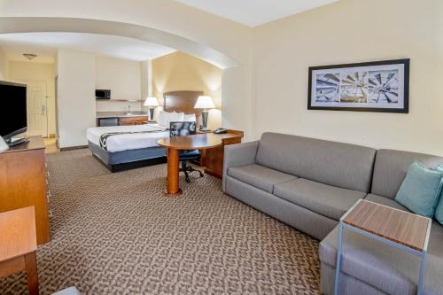劳顿劳顿/锡尔堡拉金塔旅馆及套房酒店的酒店客房设有一张沙发和一张床