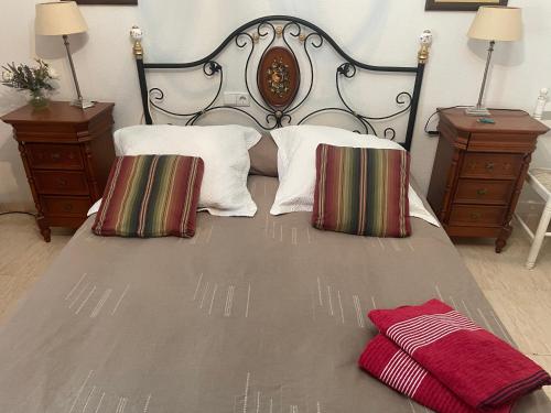 厄尔·阿尔特Overnachtingen in El-Altet的一张带两个枕头和两个床头柜的床