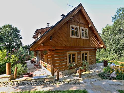 赫鲁巴斯卡拉Miniresort AMULET的一间小木房子,设有 ⁇ 盖屋顶