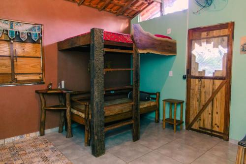 韦尔卡鲍Recanto Pitanga的卧室配有双层床,位于带门的房间