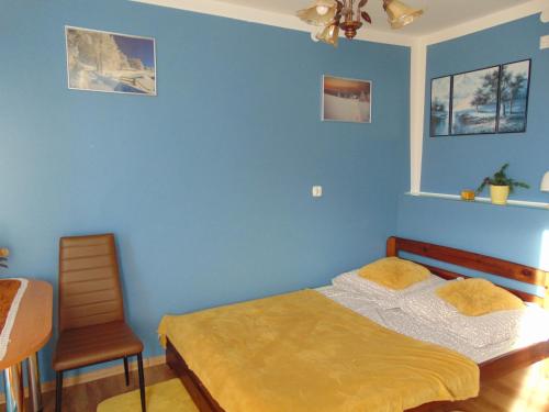 卡西纳维耶卡POD RÓŻĄ的蓝色卧室,配有床和椅子