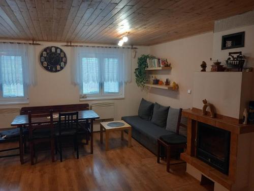DrnholecSklep u Malíků的客厅配有沙发和桌子