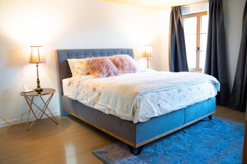 图恩Traumwohnung auf kleiner Pferdefarm的一间卧室配有一张蓝色床头板的床