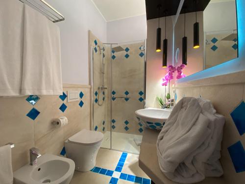 皮诺港Villa Aquamarina Pintadera Rossa的浴室配有卫生间、盥洗盆和淋浴。