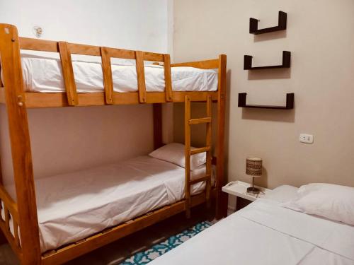 曼克拉Casa MANCORA的带2张床的客房中的2张双层床