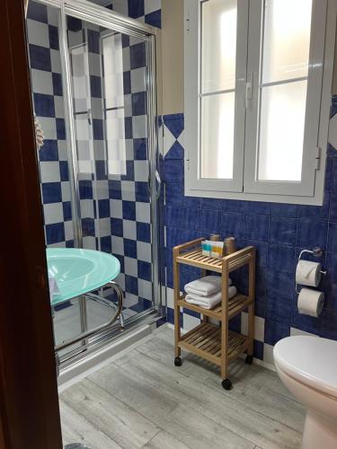 塔里法Alameda Hostal Boutique的带淋浴、盥洗盆和卫生间的浴室