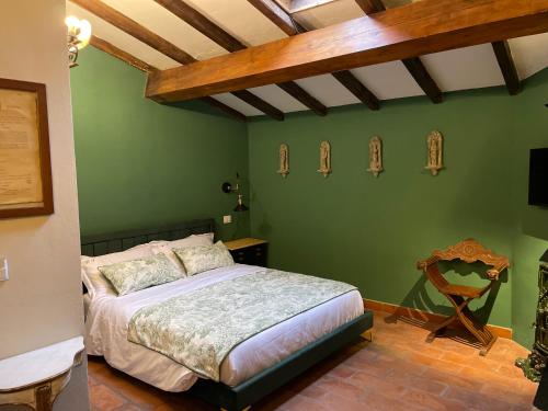 雷焦艾米利亚Borgogna 14的一间卧室设有一张床和绿色的墙壁