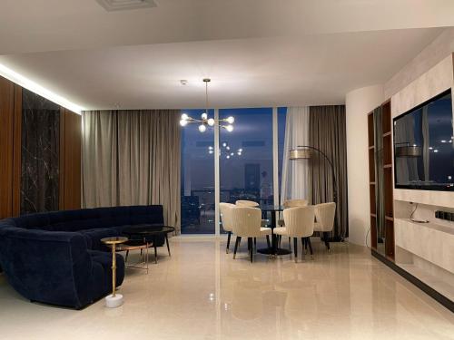 利雅德Raffal Tower Apartment的客厅配有沙发和桌椅