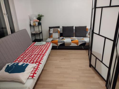 赫尔辛基Helsinki Private-Yksityinen-Частный Room in Shared Apartment into Airport-BusTrain Station-University的客厅配有沙发和桌子