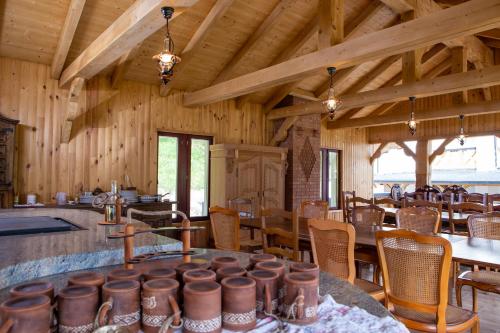 丰杜摩尔多瓦Conacul Baciu的客房设有桌椅和木制天花板。