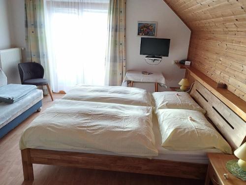 玛丽亚普法尔Haus Ferner-Lerchner的一间卧室配有一张大床和电视