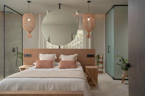 萨洛夫雷Salobre Oasis Suites的一间卧室设有一张大床和一个大镜子