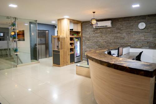巴兰卡韦梅哈Hotel San Gabriel的厨房配有柜台和玻璃淋浴间。