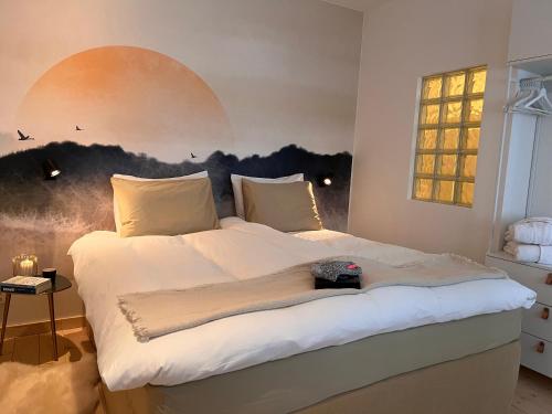 马尔尼茨Ankogel Lofts Mallnitz的一间卧室配有一张壁画床