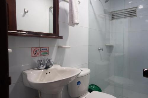 库库塔Hotel Exelsior的一间带水槽、卫生间和淋浴的浴室