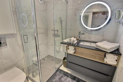 昂德雷济厄布泰翁On dirait LE SUD的带淋浴、盥洗盆和镜子的浴室