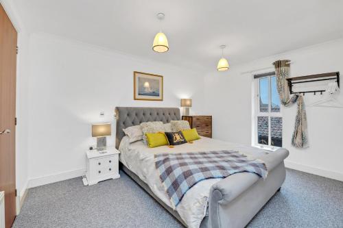 贝里圣埃德蒙兹10 St Edmundsbury Mews的白色的卧室设有床和窗户