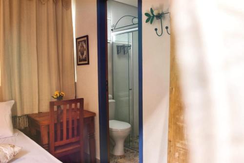 贝洛奥里藏特Pousada Caminhos de Minas Belo Horizonte的一间带卫生间的浴室和一间带水槽的浴室