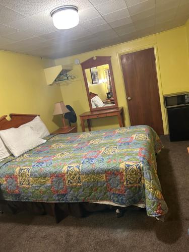 切马尔特车马尔特廉价汽车旅馆的酒店客房,配有一张带彩色毯子的床
