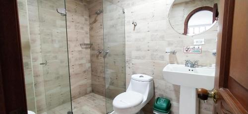 库库塔Hotel Zaraya的带淋浴、卫生间和盥洗盆的浴室